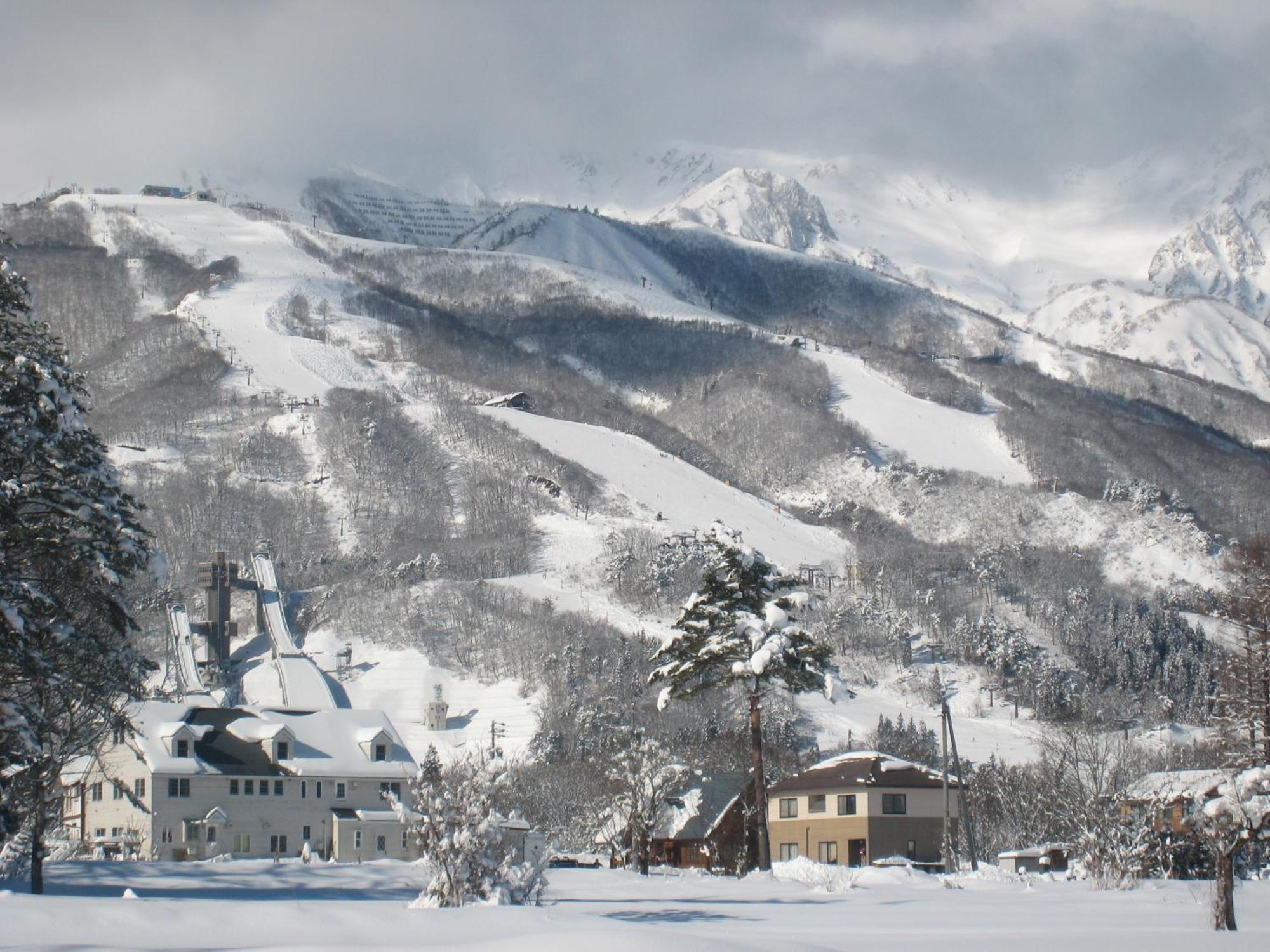 Alpine Wind Bed and Breakfast Hakuba Exteriör bild