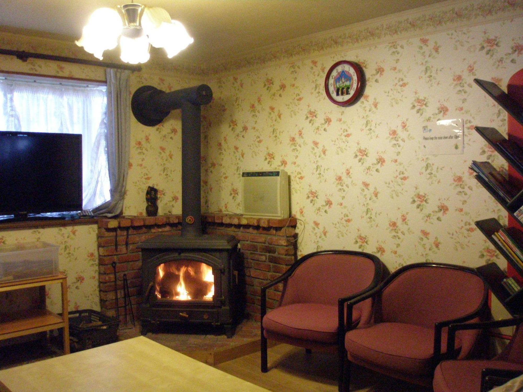 Alpine Wind Bed and Breakfast Hakuba Exteriör bild