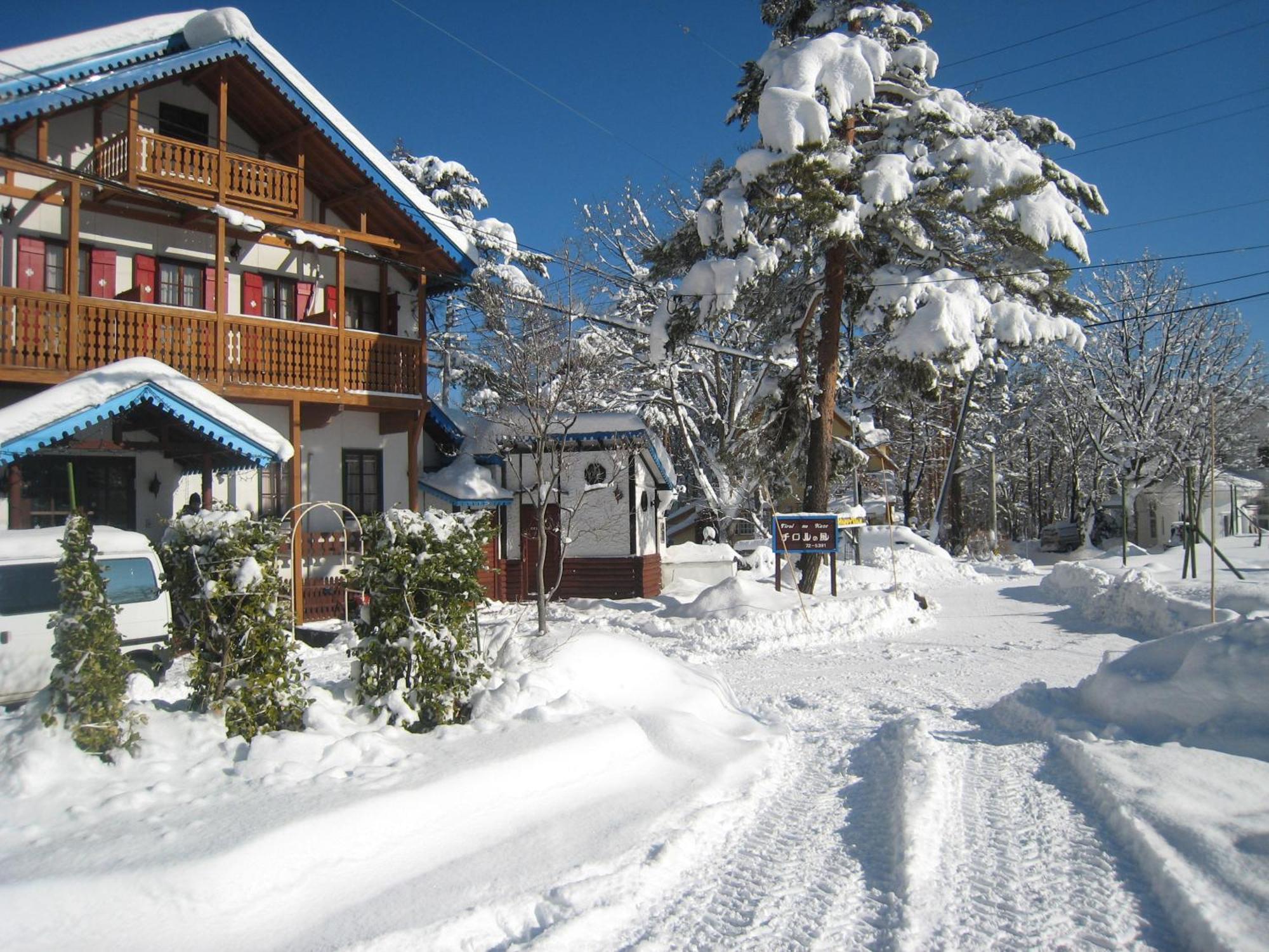 Alpine Wind Bed and Breakfast Hakuba Exteriör bild