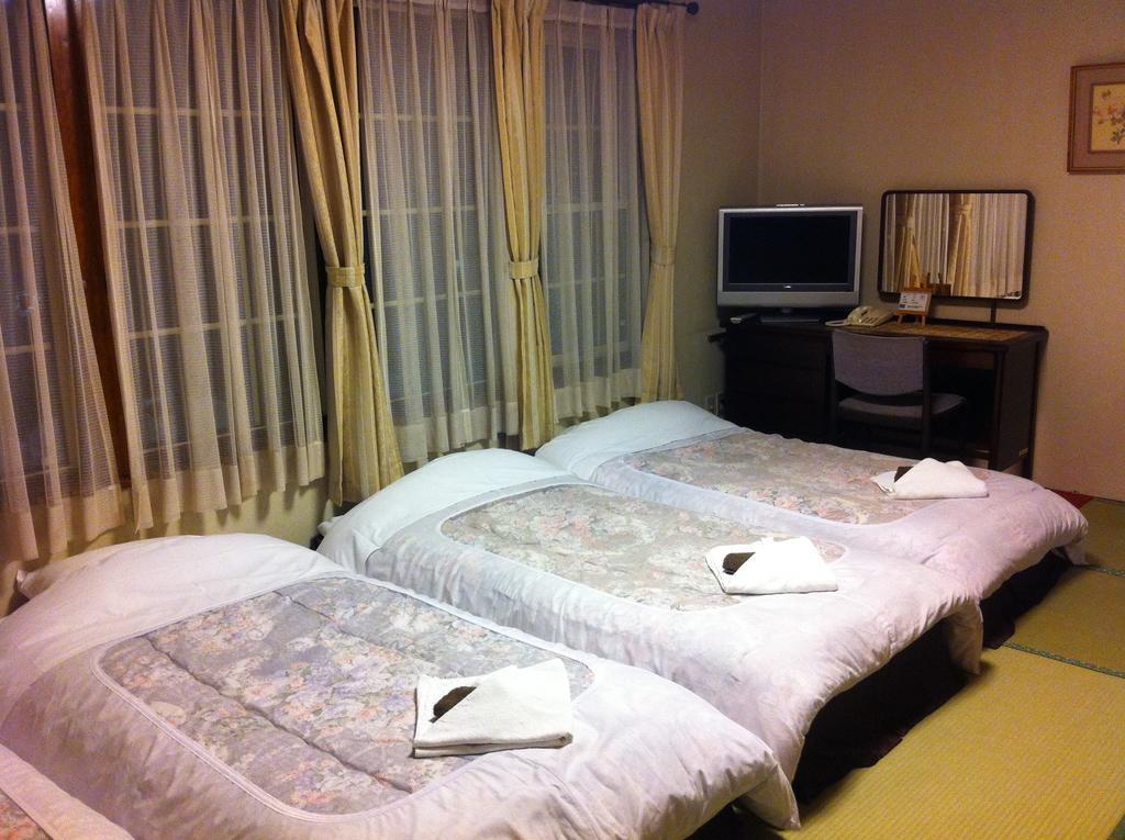 Alpine Wind Bed and Breakfast Hakuba Exteriör bild