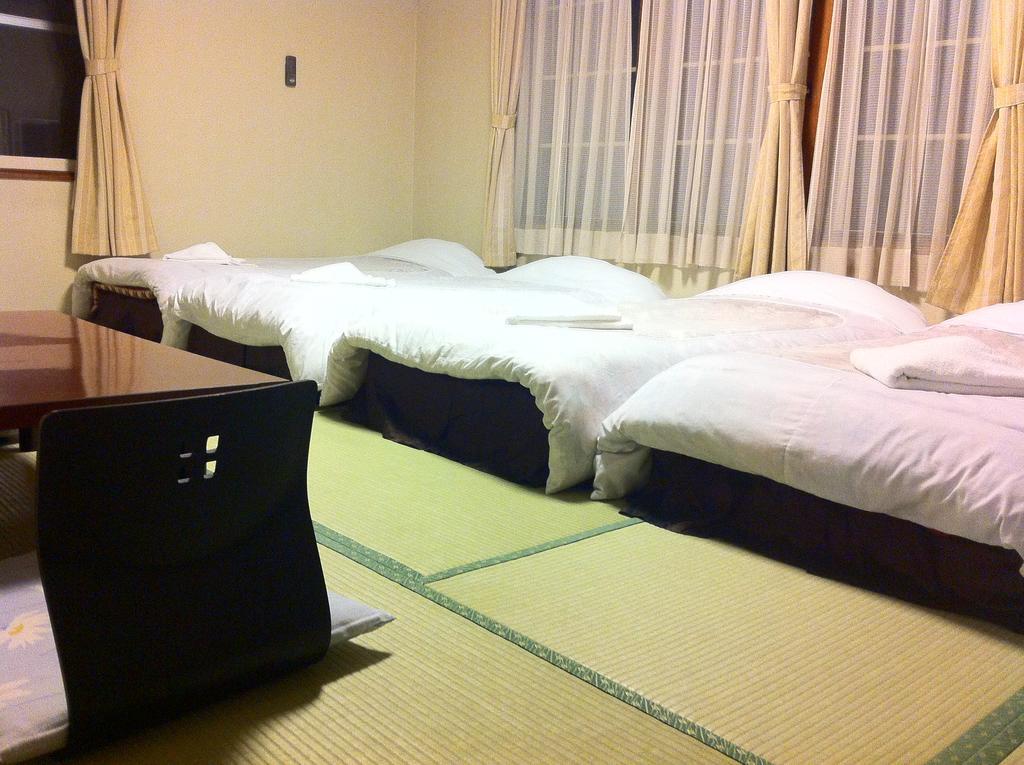 Alpine Wind Bed and Breakfast Hakuba Exteriör bild